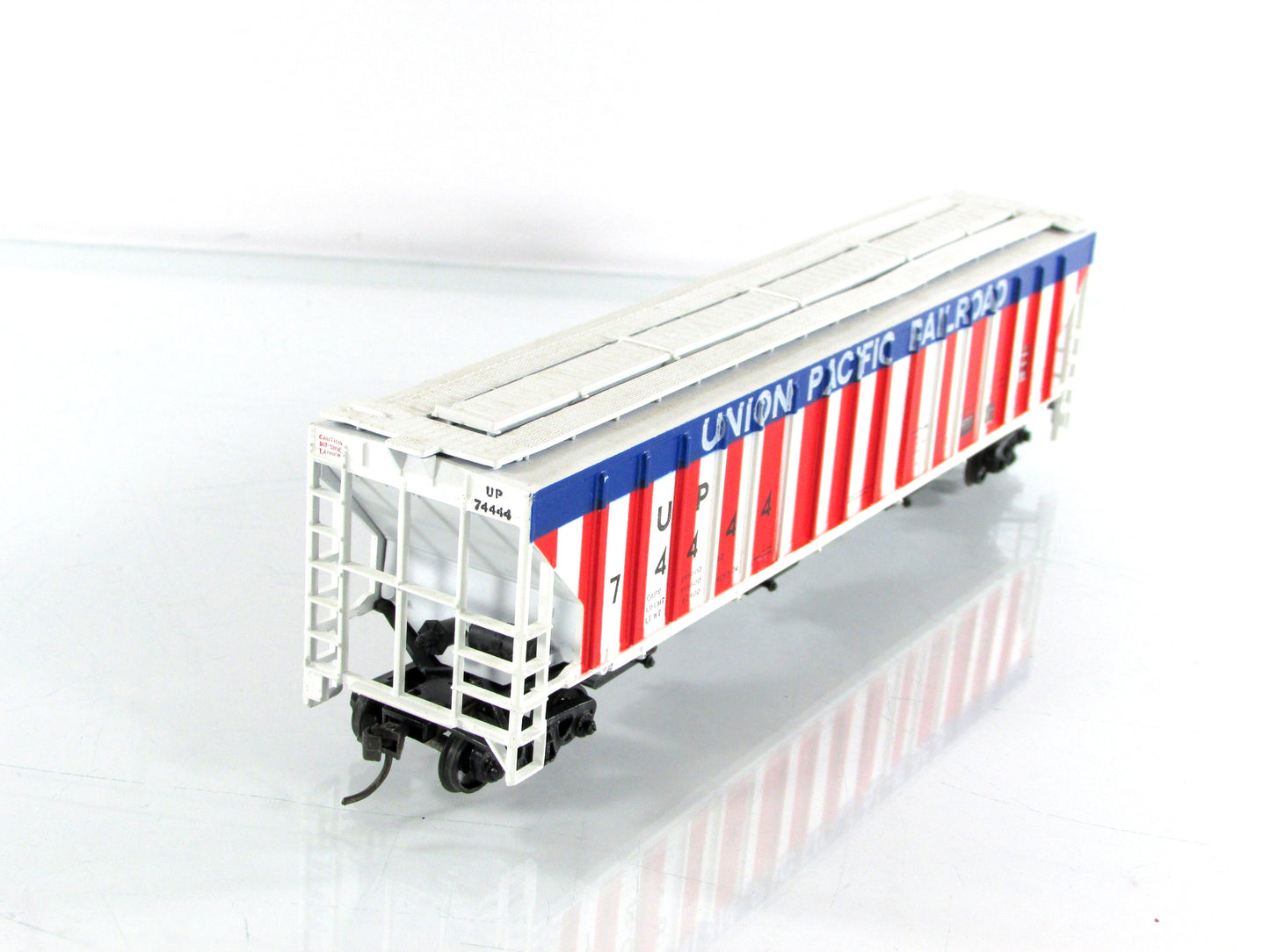 HO Scale **UNION PACIFIC - RED,WHITE,BLUE** Covered Hopper #74444 -Athearn 5513