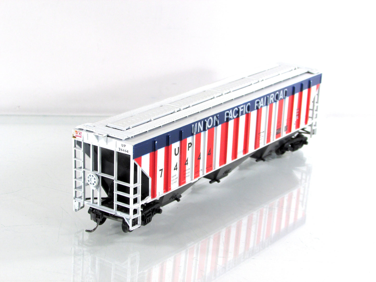 HO Scale **UNION PACIFIC - RED,WHITE,BLUE** Covered Hopper #74444, Athearn 5513