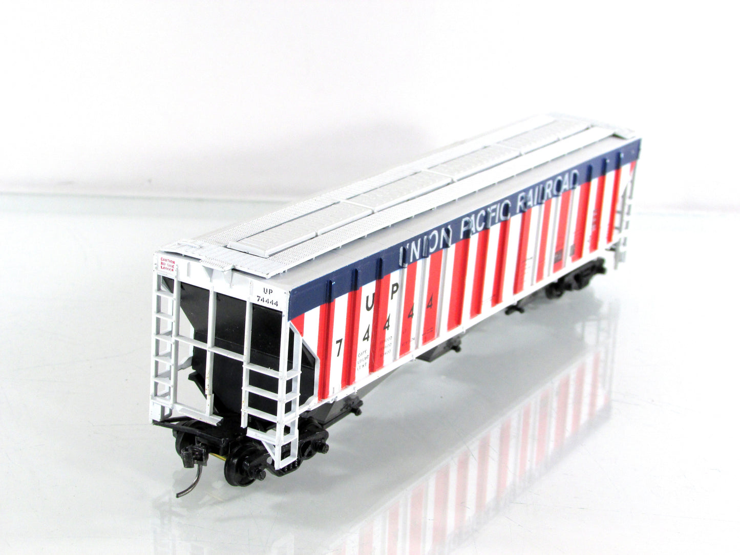 HO Scale **UNION PACIFIC - RED,WHITE,BLUE** Covered Hopper #74444, Athearn 5513