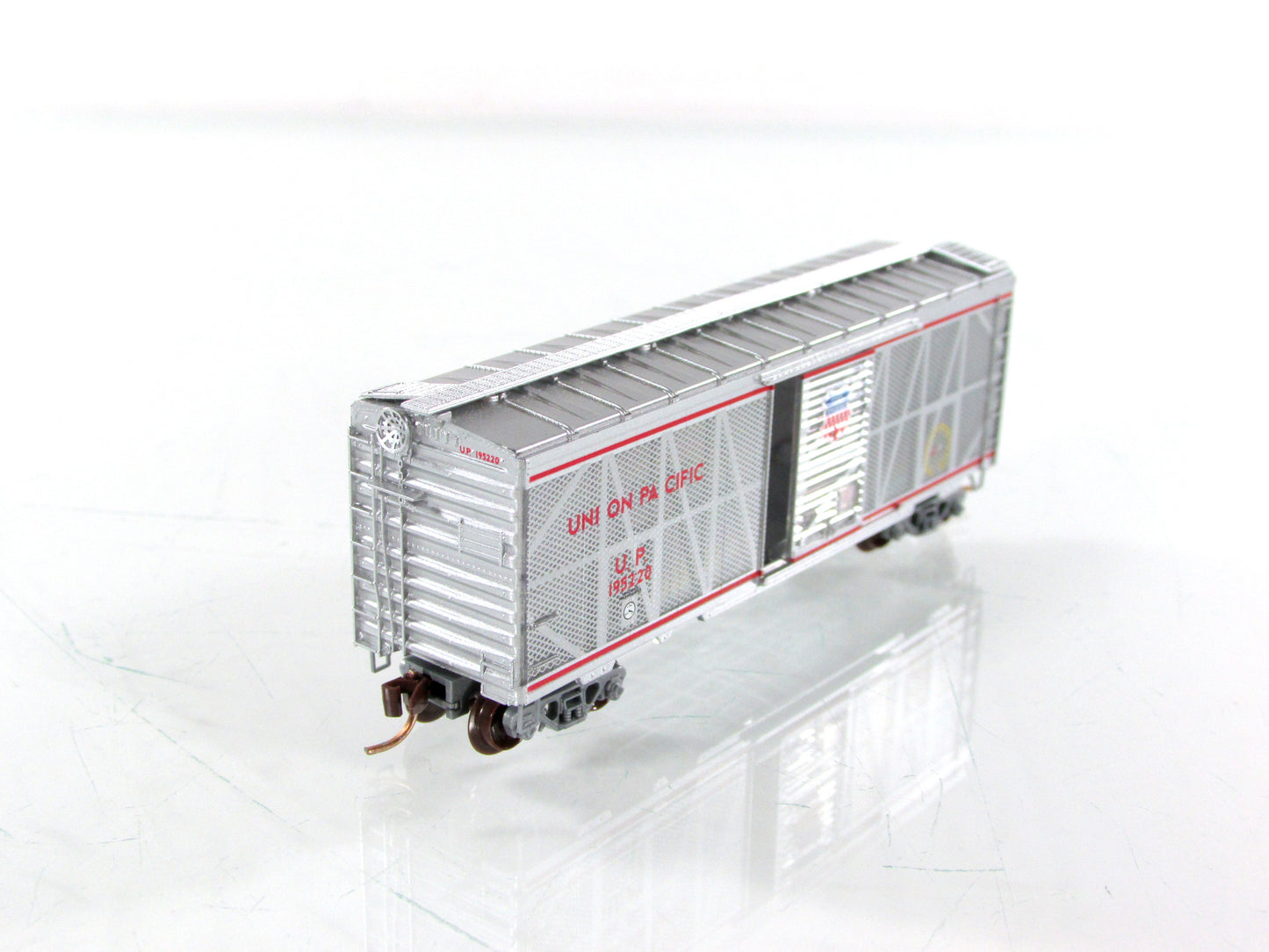 N Scale ***UNION PACIFIC*** IMPACT DEMO Box Car #195220 - Micro Trains 02000157