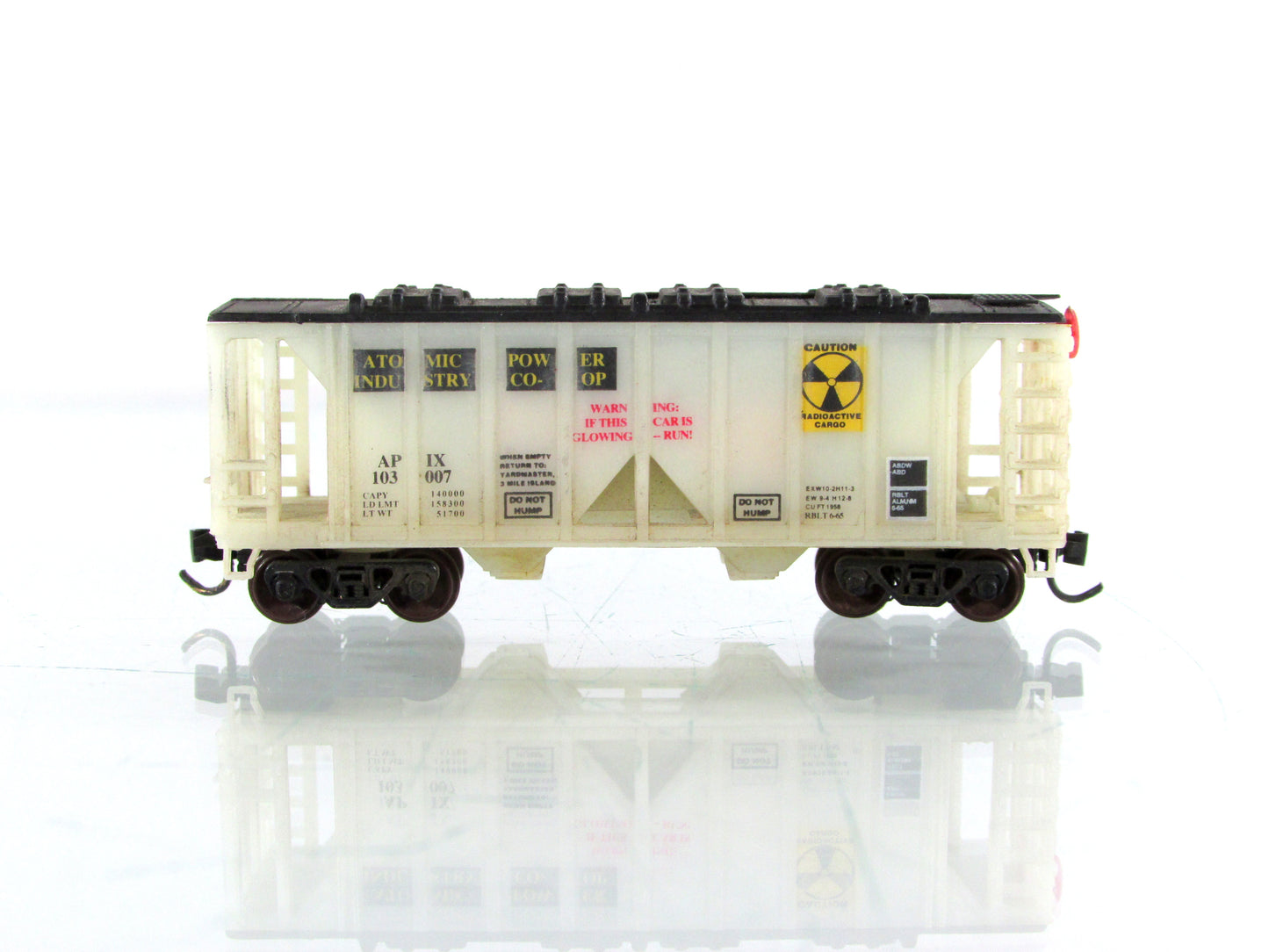 N Scale ***ATOMIC POWER, GLOW-In-The-DARK** Hopper - DELUXE 72402, MTL Couplers