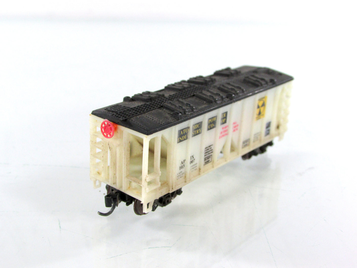 N Scale ***ATOMIC POWER, GLOW-In-The-DARK** Hopper - DELUXE 72402, MTL Couplers