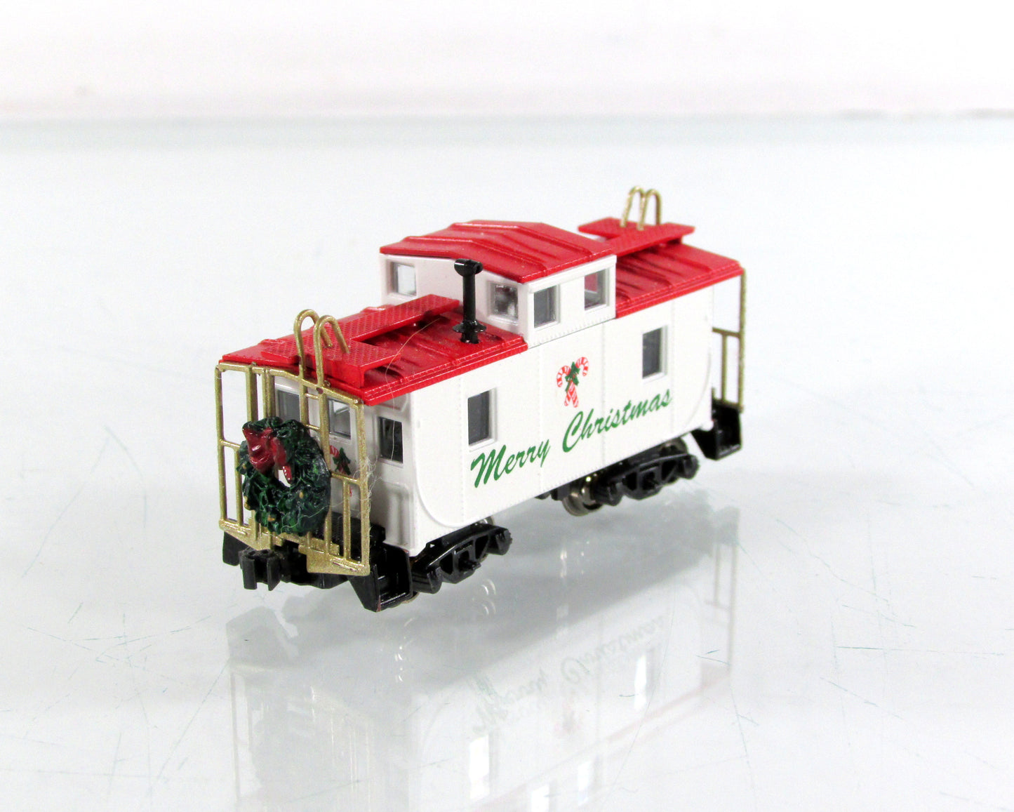 N Scale ***MERRY CHRISTMAS*** Caboose - Kato? Lighted?