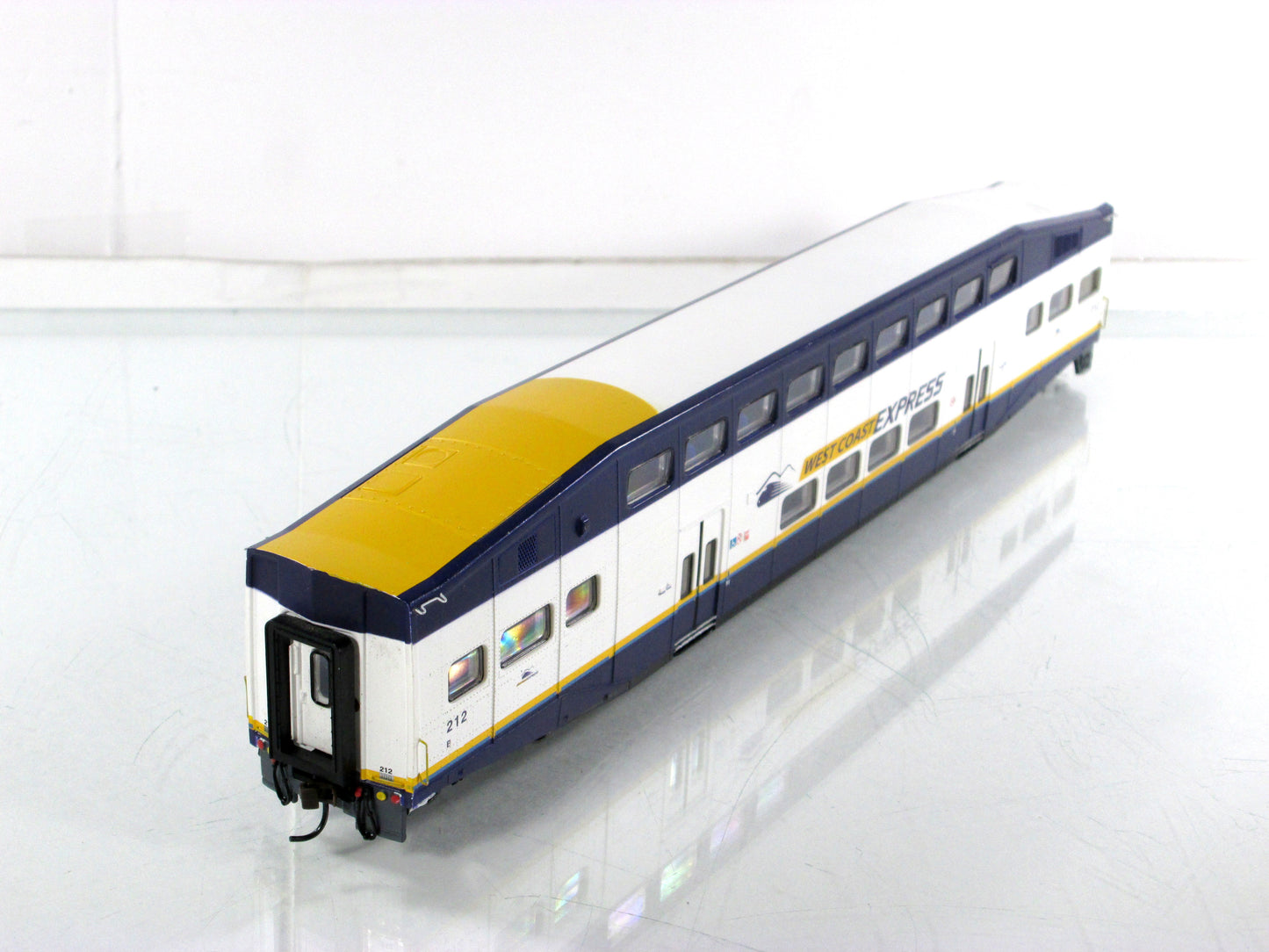 HO Scale **WEST COAST EXPRESS** BOMBARDIER Commuter Car, WCE #212, Athearn 2564