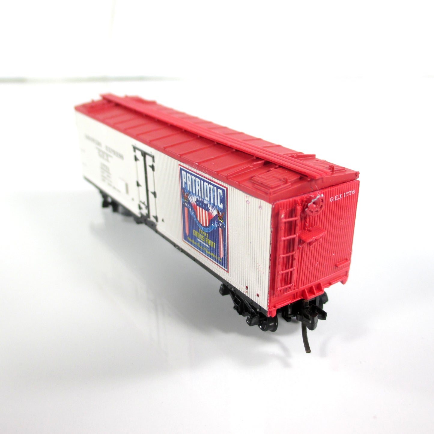 N Scale **GROWERS EXPRESS - PATRIOTIC** Reefer #1776 - YesterYear, MTL Couplers
